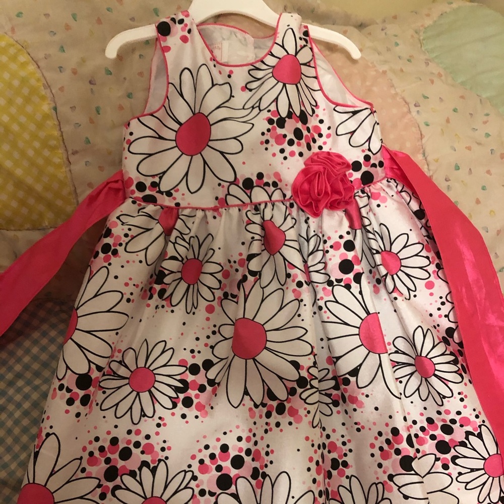 White and pink daisy dress